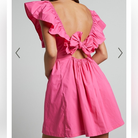 Showpo RAIZA MINI DRESS - RUFFLE SLEEVE TIE BACK PLUNGE DRESS IN FUCHSIA - Picture 3 of 3